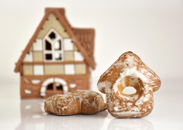 Pan de jengibre en forma de casa y casa de pan de jengibre con fondo borroso