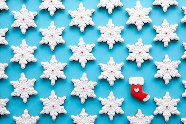 Pan de jengibre en forma de copos de nieve sobre un fondo azul.