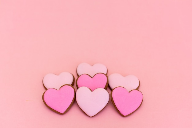 Pan de jengibre en forma de corazones en rosa