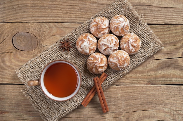 Pan de jengibre glaseado con taza de té