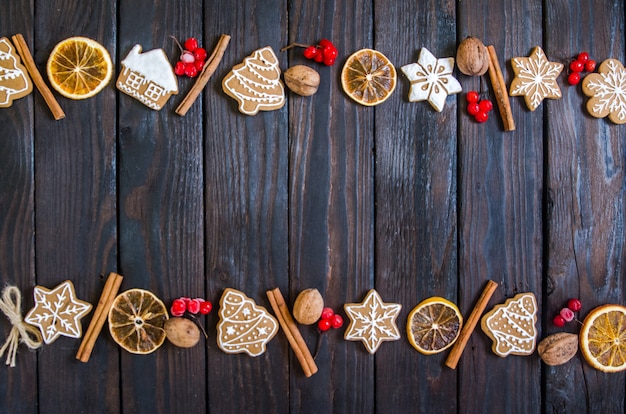 Pan de jengibre de Navidad de diferentes tipos sobre un fondo de madera blanco y negro