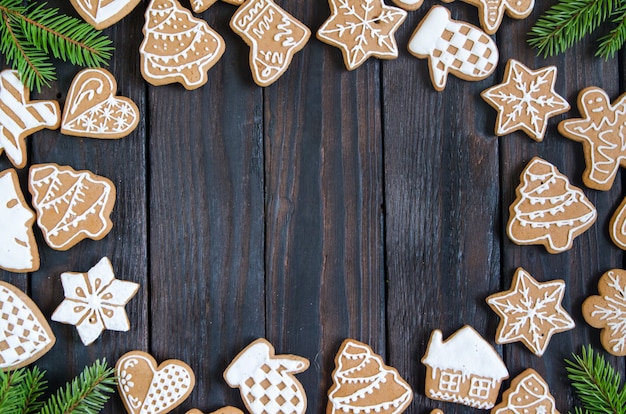 Pan de jengibre de Navidad de diferentes tipos sobre un fondo de madera blanco y negro