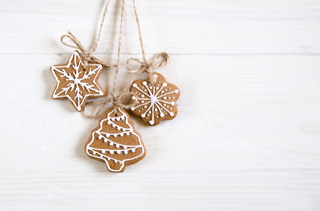 Pan de jengibre de Navidad de diferentes tipos sobre un fondo de madera blanco y negro