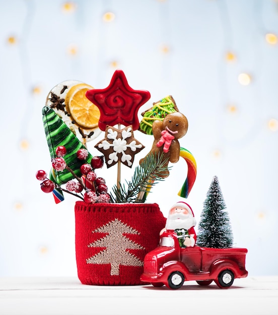 Pan de jengibre de Navidad y dulces en palos en una caja de regalo roja y tarjeta festiva de Navidad de Santa Claus