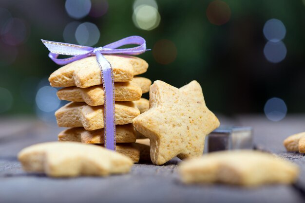 Pan de jengibre de Navidad en el fondo de madera