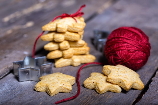 Pan de jengibre de Navidad en el fondo de madera