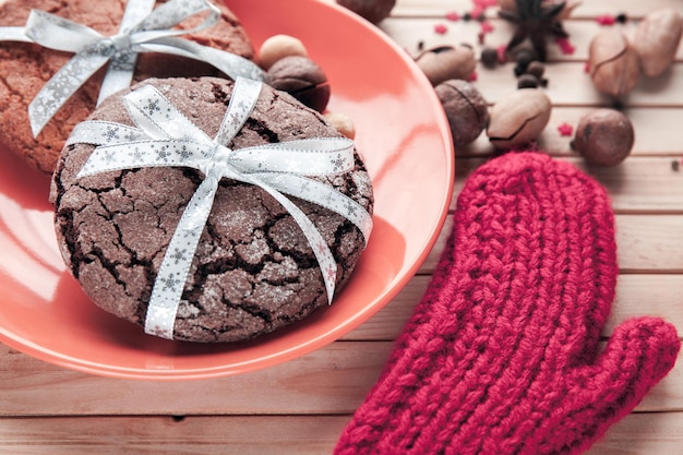 Pan de jengibre de Navidad y manopla de punto sobre un fondo woodeen