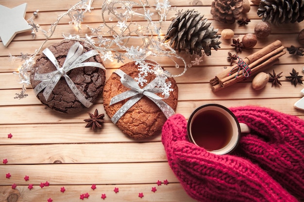 Pan de jengibre navideño y café en manos con espacio para notas