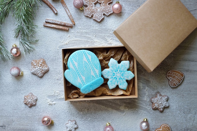 Pan de jengibre navideño en glaseado en forma, empaquetado en una caja artesanal para entrega a domicilio. concepto de entrega de alimentos de año nuevo.