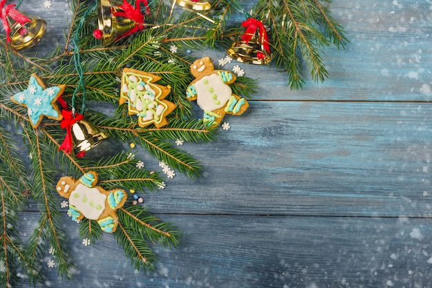 Pan de jengibre navideño glaseado y ramas de árboles