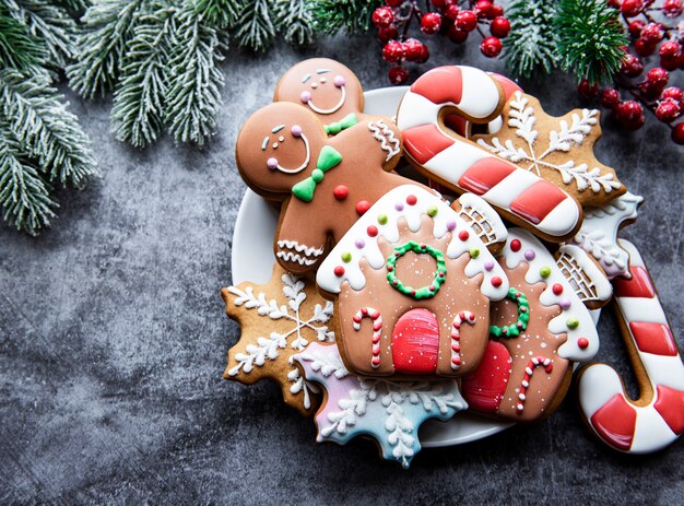 Pan de jengibre navideño en el plato y adornos navideños
