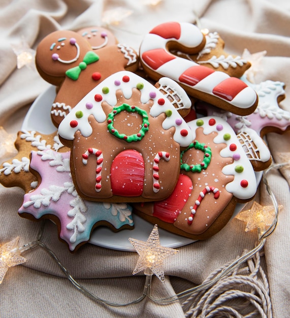 Pan de jengibre navideño en el plato y adornos navideños