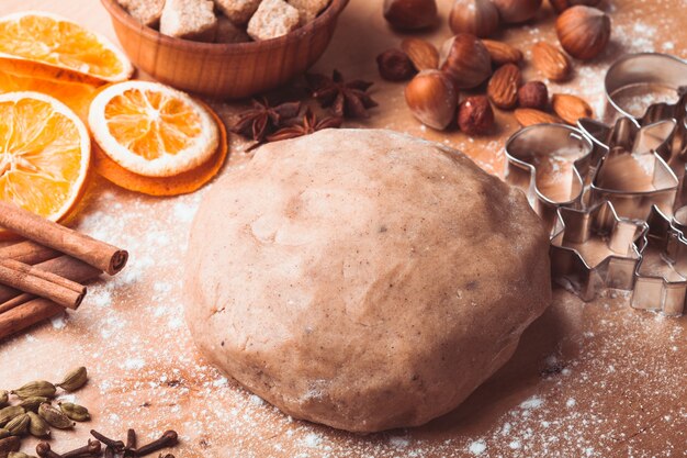 Pan de jengibre navideño tradicional se cocina en la mesa