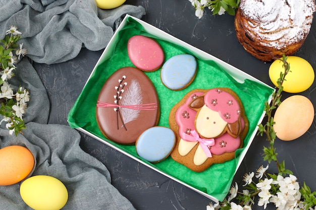 Pan de jengibre de Pascua se encuentran en una caja sobre un fondo oscuro, vista superior