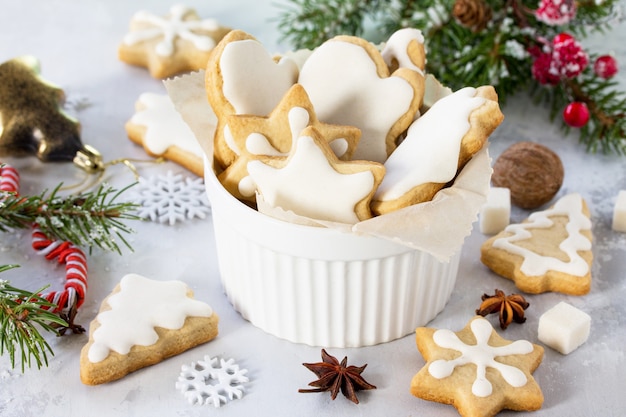 Pan de jengibre en una taza y adornos decorativos en una mesa festiva