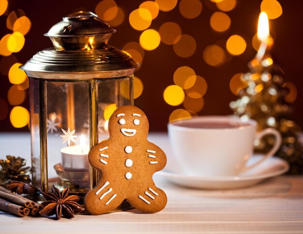 Pan de jengibre y taza de café en Navidad