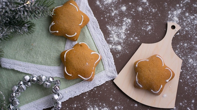 Pan de jengibre tradicional de Navidad en la mesa. Preparación para las vacaciones