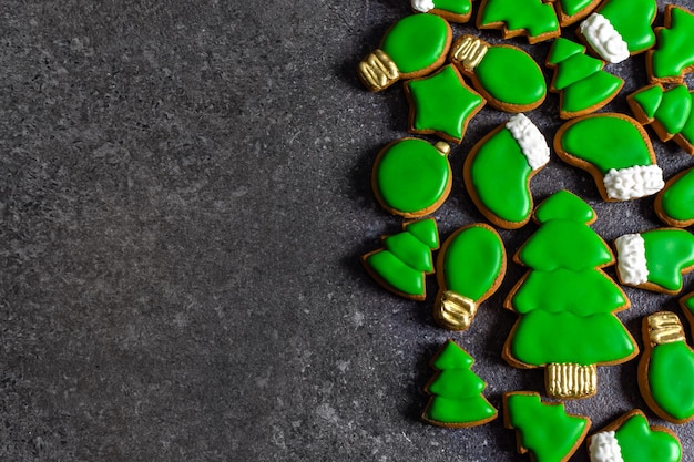 Foto el pan de jengibre verde de navidad trata las galletas de regalo de recuerdo con espacio de copia del árbol de navidad de glaseado verde