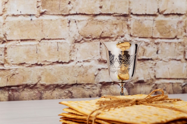 Pan judío del día de fiesta del matzoh de la pascua sobre la tabla de madera.