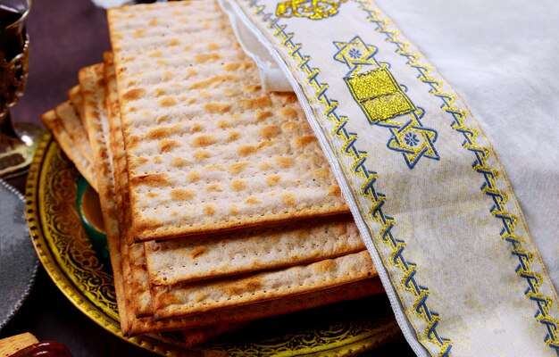 Pan judío del día de fiesta del matzoh de la pascua sobre la tabla de madera.