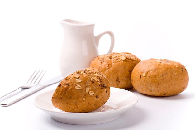 Pan y leche para el desayuno en blanco.