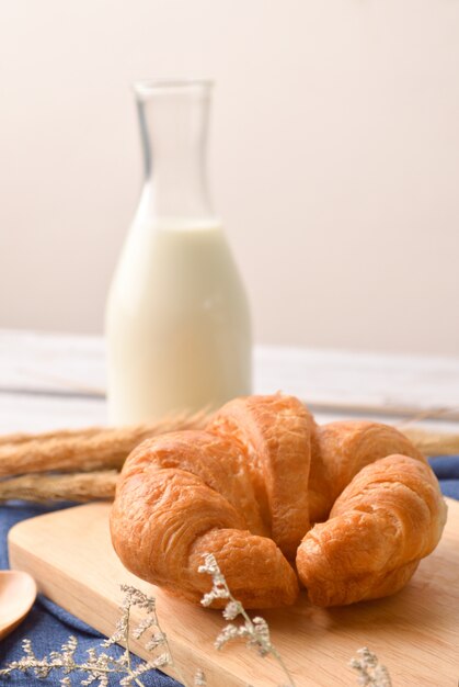 Pan y leche para el desayuno en el fondo de madera