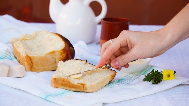 Pan de leche, mano femenina