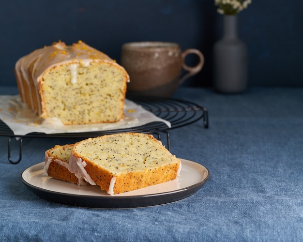 Pan de limón cubierto con azúcar glas dulce.