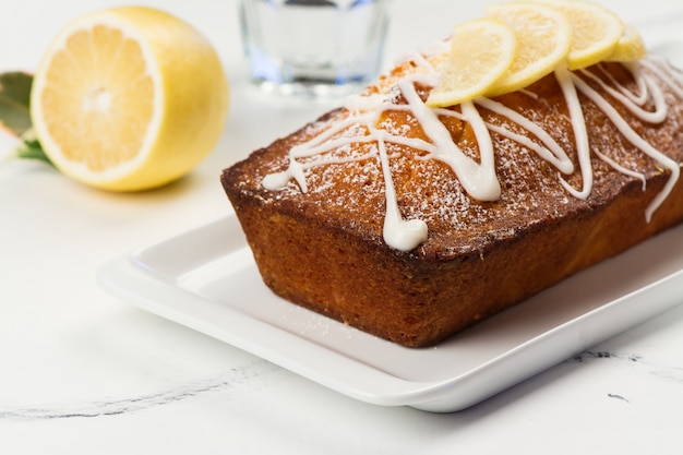 Pan de limón con esmalte blanco sobre madera