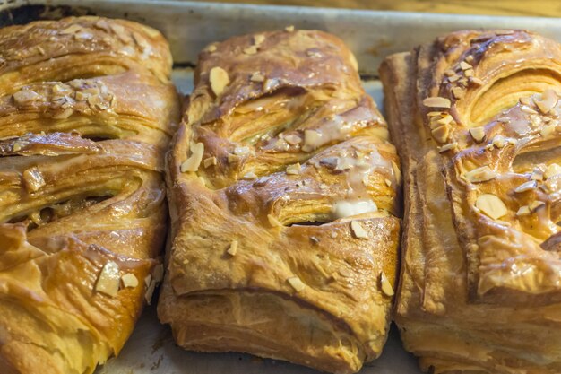 Pan en la madera, delicioso desayuno.