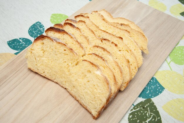 Pan de maíz brasileño tradicional cortado en una tabla para cortar