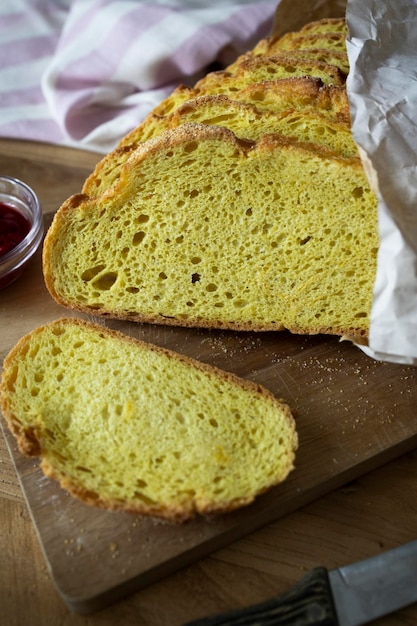 Pan de maíz crujiente. Rebanadas de pan de maíz listas para comer