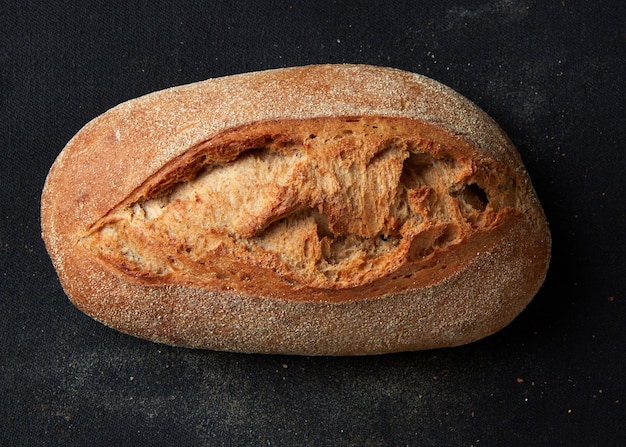 Pan de maíz fresco aislado sobre fondo negro