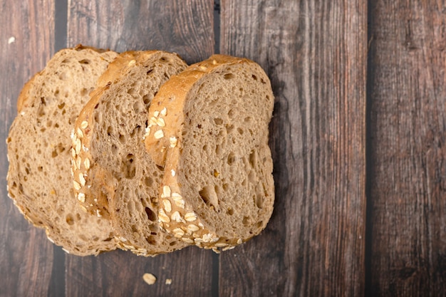 Pan de maíz rebanado en la madera.