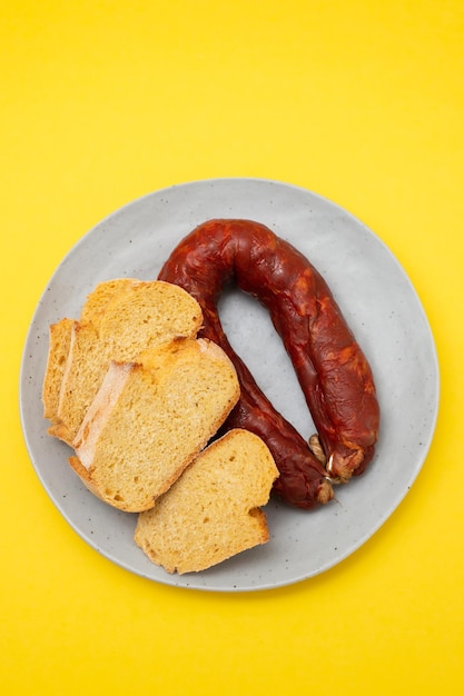 Pan de maíz típico portugués con chourico de salchicha ahumada