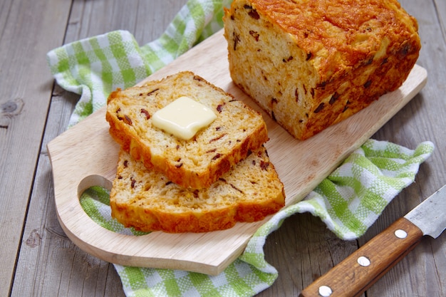 Pan de maíz con tocino y queso cheddar