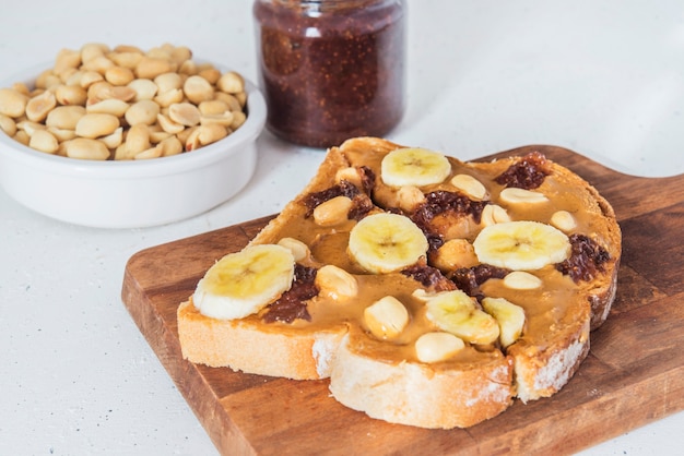 Pan con mantequilla de maní y mermelada de frambuesa