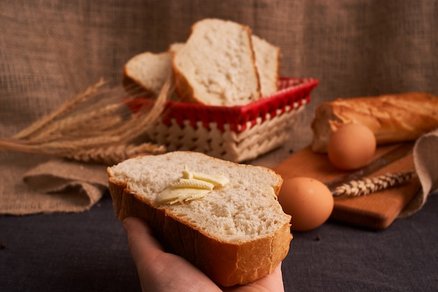 Pan con mantequilla. t de comida casera. De cerca