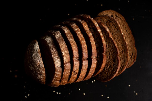 Foto pan de masa fermentada artesanal recién horneado y pan de harina blanca.