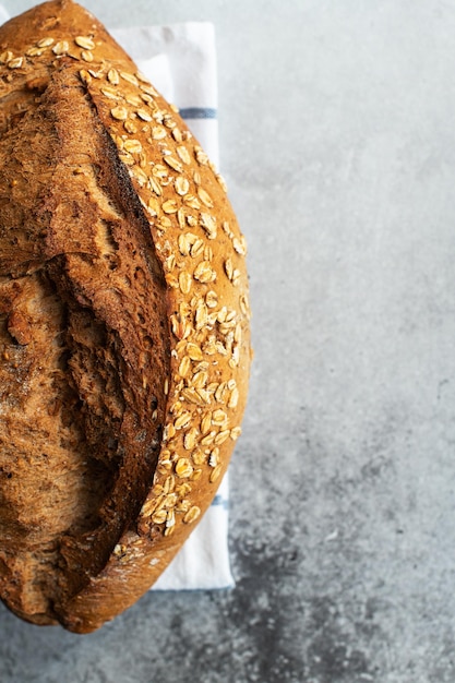 Pan de masa fermentada recortada con avena Fondo gris y espacio de copia