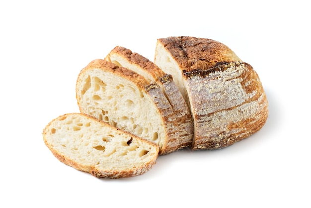 Pan de masa fermentada en rodajas aislado sobre fondo blanco panadería casera