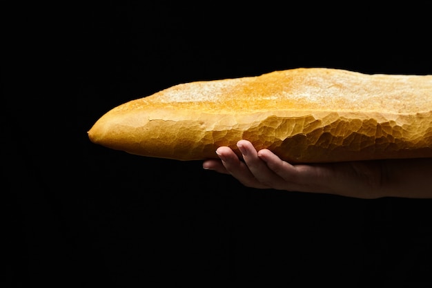 Pan de masa madre en mano femenina