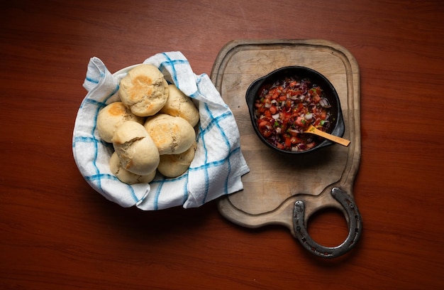 pan de masaje y salsa pebre chilena vista superior