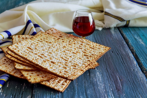 Un pan de matzá judía con vino. Concepto de vacaciones de Pascua