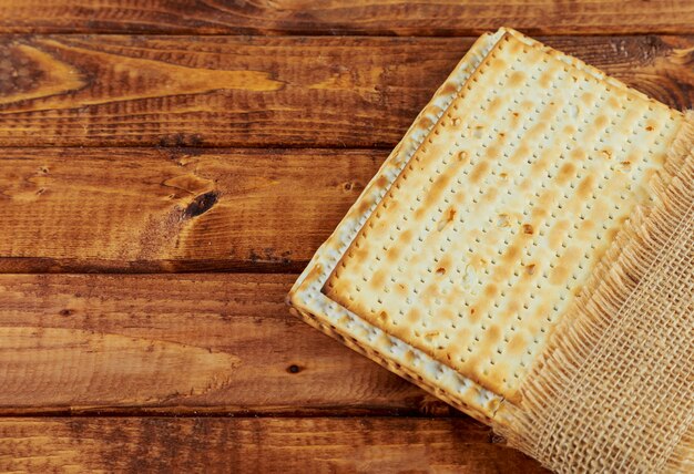 Un pan de matzá judío con concepto de vacaciones de Pascua