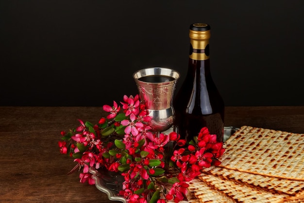 Foto un pan de matzah judío con vino concepto de la fiesta de la pascua