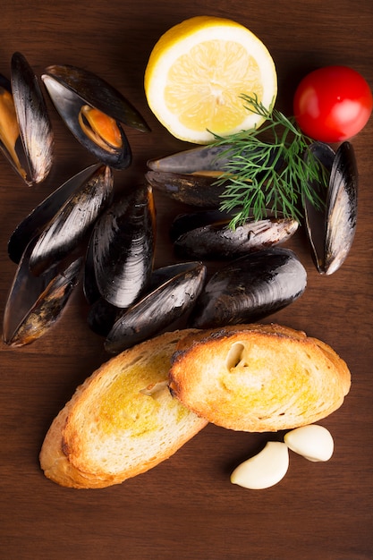 Pan y mejillones