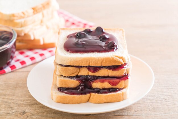 pan con mermelada de arándanos