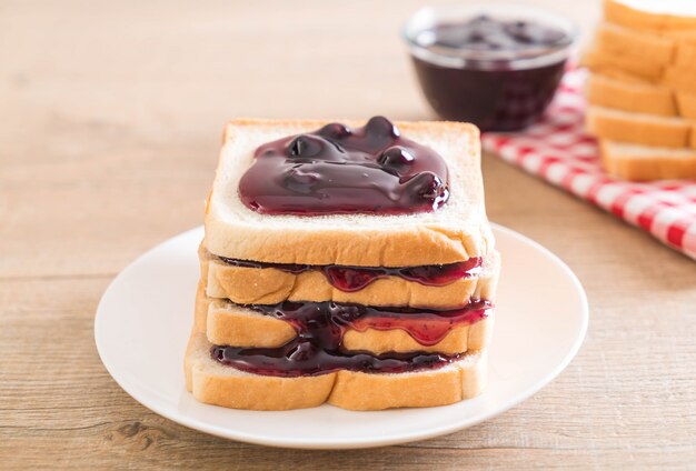 pan con mermelada de arándanos