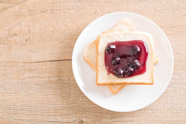 pan con mermelada de arándanos